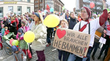 Hebammen demonstrieren für die Rettung ihres Berufsstandes.