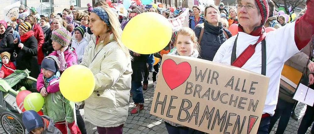 Hebammen demonstrieren für die Rettung ihres Berufsstandes.