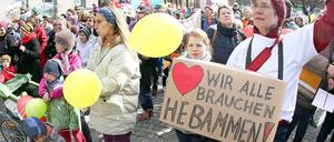 Hebammen demonstrieren für die Rettung ihres Berufsstandes.