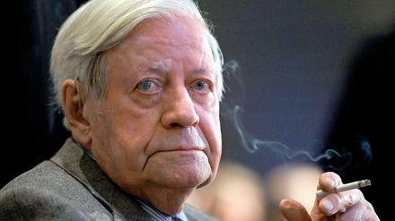 Helmut Schmidt raucht Zigarette