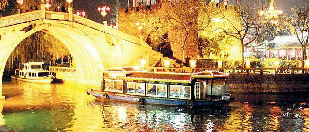 Venedig des Ostens wird Suzhou auch genannt. Warum, das können Besucher während einer Bootstour auf den Kanälen erkennen.