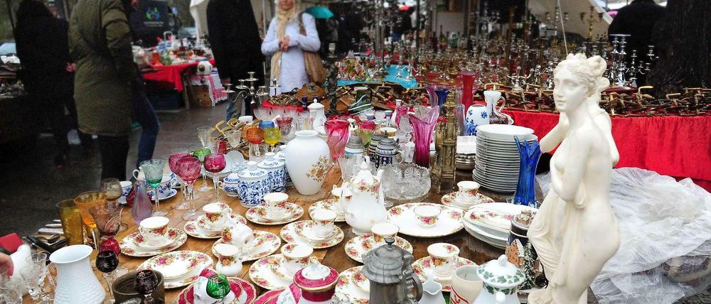 Kunst, Kitsch, Krempel: Auf dem 17. Juni findet man fast alles, und man wird als Verkäufer auch fast alles los.