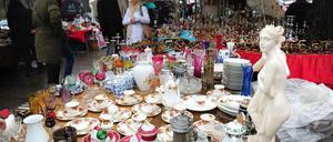 Kunst, Kitsch, Krempel: Auf dem 17. Juni findet man fast alles, und man wird als Verkäufer auch fast alles los.
