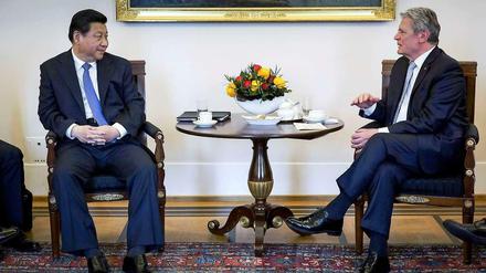 Chinas Staatspräsident Xi Jinping und Bundespräsident Joachim Gauck: Arbeitsbesuch im Zeichen engerer wirtschaftlicher Zusammenarbeit und internationaler Konflikte. 