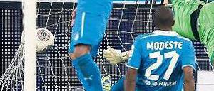 Drin? Ja, aber... Bei Kießlings Phantomtor hätte die Torkamera geholfen. Foto: Imago