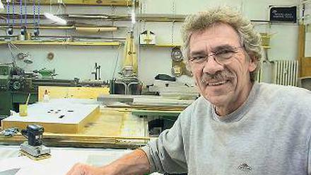 Gunter Dowe in seiner Werkstatt.