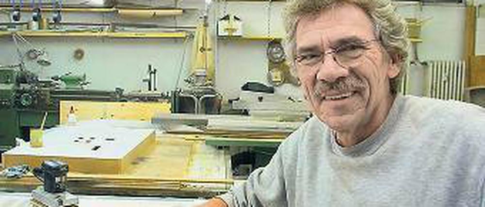 Gunter Dowe in seiner Werkstatt.