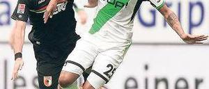 Serientäter. Naldo (r.) und Wolfsburg bleiben zum vierten Mal ohne Sieg.