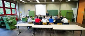 An etlichen Berufsschulen kann man nicht nur eine Berufsausbildung erlangen, sondern auch die Allgemeine Hochschulreife.