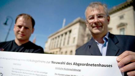 Sammeln gegen Wowereit. Die beiden Initiatoren Felix Herzog und Martin Wittau werben für Neuwahlen.