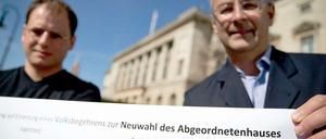 Sammeln gegen Wowereit. Die beiden Initiatoren Felix Herzog und Martin Wittau werben für Neuwahlen. 