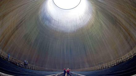 Arbeiter im Kühlturm des Atomkraftwerks Grafenrheinfeld in Bayern. Steht ein Brennelementewechsel an, werden auch andere Anlagenteile auf mögliche Schäden überprüft. Eine solche Revision dauert mehrere Wochen. 