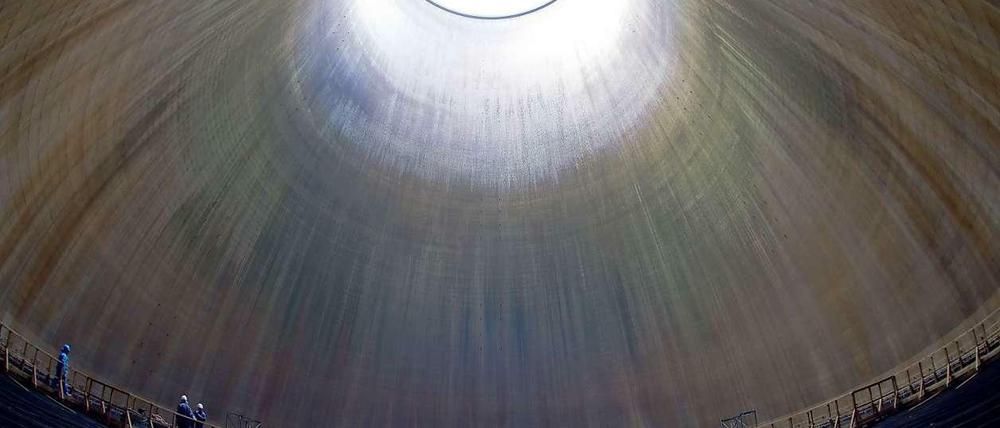 Arbeiter im Kühlturm des Atomkraftwerks Grafenrheinfeld in Bayern. Steht ein Brennelementewechsel an, werden auch andere Anlagenteile auf mögliche Schäden überprüft. Eine solche Revision dauert mehrere Wochen.