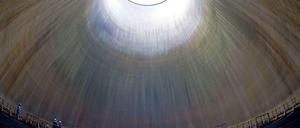 Arbeiter im Kühlturm des Atomkraftwerks Grafenrheinfeld in Bayern. Steht ein Brennelementewechsel an, werden auch andere Anlagenteile auf mögliche Schäden überprüft. Eine solche Revision dauert mehrere Wochen. 