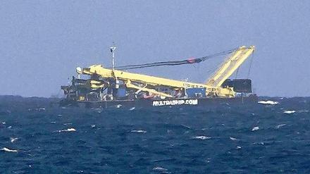 Das Schiff vor der Küste von Gran Canaria trägt eine Kran-Konstruktion - die tatsächlich einem Flugzeug ähnelt. Dies hatte zu Verwirrung geführt.