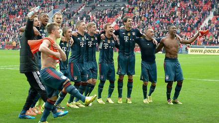 Kleine Feier am Rande: Bayerns Spieler feiern mit den Fans den Sieg in Mainz. Auf die Meisterfeier müssen sie aber noch etwas warten.