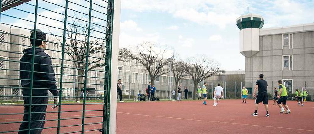 Ein bisschen frei sein: Fußball auf dem Knast-Bolzplatz in der JVA Plötzensee.