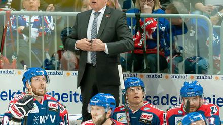 Brüll zum Abschied laut servus. Hans Zach schied mit Mannheim schon im Viertelfinale aus.