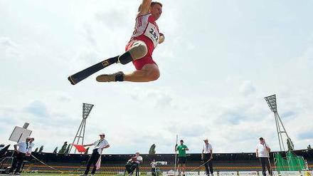 Höhenflug. Weitspringer Markus Rehm, Goldmedaillengewinner bei den Paralympics 2012 in London, gehört mit seiner Bestleistung von 7,95 Meter schon zur deutschen Spitze der Nichtbehinderten. Bei den Nordrhein-Meisterschaften in diesem Jahr gewann er als erster behinderter Athlet einen Leichtathletiktitel bei den Nichtbehinderten. Ob er mit seiner Prothese einen Vorteil hat, ist unklar. Foto: Imago