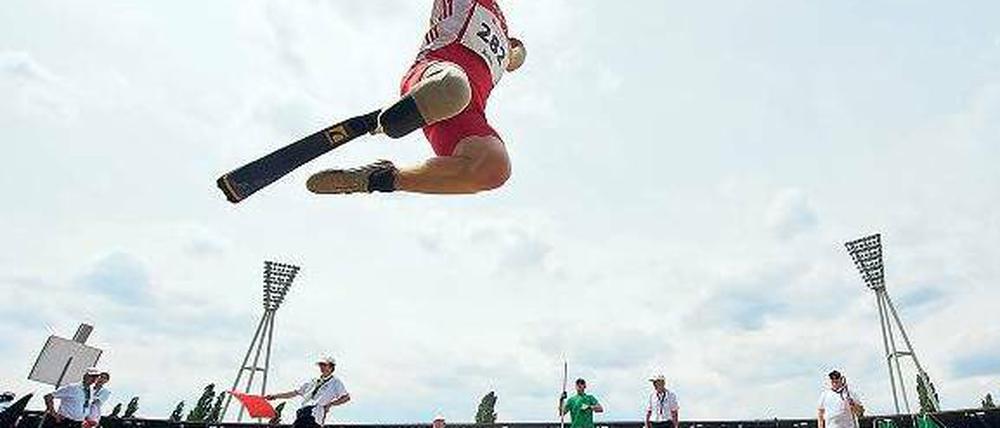 Höhenflug. Weitspringer Markus Rehm, Goldmedaillengewinner bei den Paralympics 2012 in London, gehört mit seiner Bestleistung von 7,95 Meter schon zur deutschen Spitze der Nichtbehinderten. Bei den Nordrhein-Meisterschaften in diesem Jahr gewann er als erster behinderter Athlet einen Leichtathletiktitel bei den Nichtbehinderten. Ob er mit seiner Prothese einen Vorteil hat, ist unklar. Foto: Imago