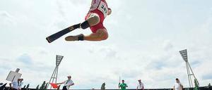 Höhenflug. Weitspringer Markus Rehm, Goldmedaillengewinner bei den Paralympics 2012 in London, gehört mit seiner Bestleistung von 7,95 Meter schon zur deutschen Spitze der Nichtbehinderten. Bei den Nordrhein-Meisterschaften in diesem Jahr gewann er als erster behinderter Athlet einen Leichtathletiktitel bei den Nichtbehinderten. Ob er mit seiner Prothese einen Vorteil hat, ist unklar. Foto: Imago