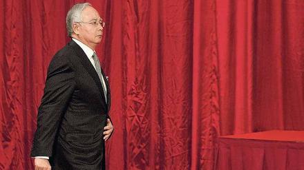 Mit ernster Miene tritt Najib Razak, Premierminister Malaysias, am Montag vor die Presse. 
