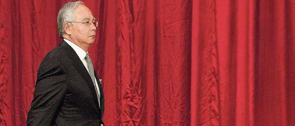 Mit ernster Miene tritt Najib Razak, Premierminister Malaysias, am Montag vor die Presse.
