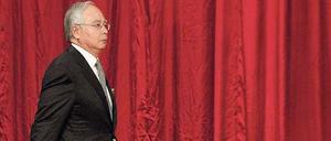 Mit ernster Miene tritt Najib Razak, Premierminister Malaysias, am Montag vor die Presse. 