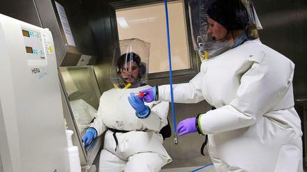 In solch einem Hochsicherheitslabor werden die Ebola-Verdachtsfälle untersucht.