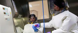 In solch einem Hochsicherheitslabor werden die Ebola-Verdachtsfälle untersucht.