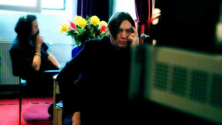 Dandy in Schwarz: Blixa Bargeld im Studio.