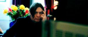 Dandy in Schwarz: Blixa Bargeld im Studio.