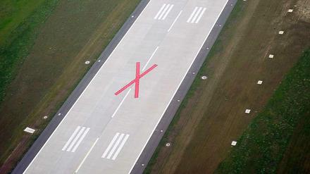 Ob Tegel, Tempelhof, Schönefeld-Alt, Gatow, Staaken, - oder bald auch am BER: Jeder Flughafen hat nur zwei Start- und Landebahnen - eigentlich. 