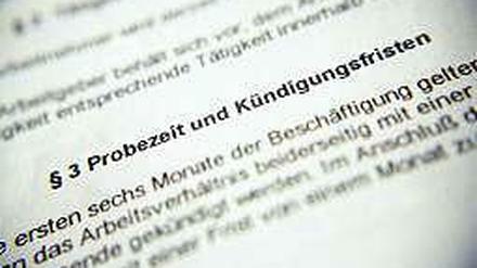 Wer innerhalb der ersten sechs Monate aus seinem Arbeitsverhältnis gekündigt wird, hat keinen Anspruch auf Übergangsgeld.