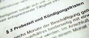 Wer innerhalb der ersten sechs Monate aus seinem Arbeitsverhältnis gekündigt wird, hat keinen Anspruch auf Übergangsgeld.