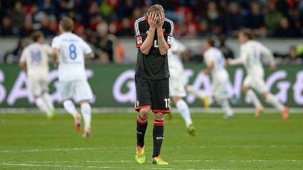 Und alle Hoffenheimer so: "Yeah!" Nur Leverkusens Stefan Kießling hat nichts zu feiern, obwohl er diesmal tatsächlich ins Tor traf.