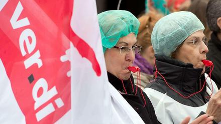 Verdi-Mitglieder am 17. März vor dem Vivantes Klinikum in Neukölln. Verdi ruft am Donnerstag zu weiteren Warnstreiks im öffentlichen Dienst in Berlin auf. 