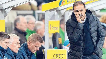 Au Backe. Herthas Trainer Jos Luhukay hat im Moment wenig Freude an den Ergebnissen seiner Mannschaft – und jetzt kommen die Bayern ins Olympiastadion.