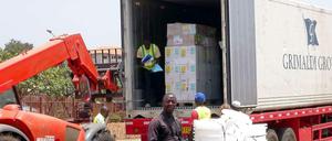 Helfer von "Ärzte ohne Grenzen" entladen Hilfsgüter und Medikamente für die betroffenen Regionen.