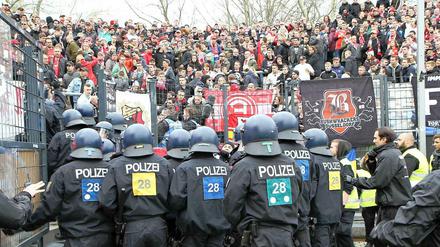 Ärger bei Fortuna: Die Frankfurter Polizei stürmt den Auswärts-Fanblock im Stadion des FSV Frankfurt beim Spiel gegen Fortuna Düsseldorf.