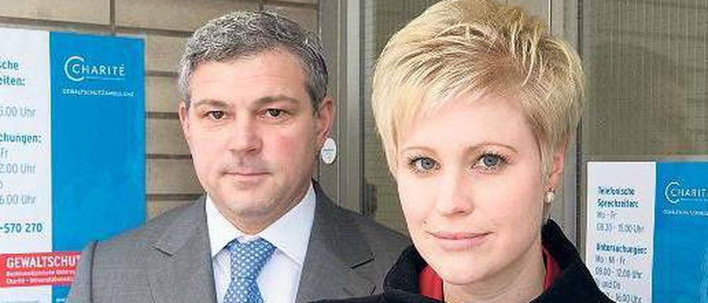 Hilfe für die Opfer. Der Ärztliche Leiter der Gewaltschutzambulanz der Charité, Michael Tsokos, und seine Stellvertreterin, Saskia Etzold, stellten die Einrichtung am Montag vor. Tsokos gilt als einer der renommiertesten Rechtsmediziner Deutschlands.