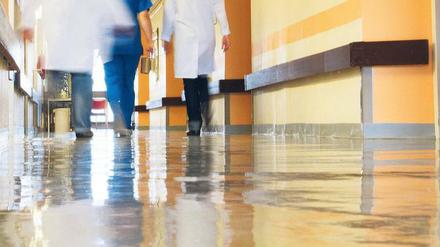 Auch nach der Suspendierung eines Pflegers, der ein Mädchen sexuell missbraucht haben soll, kommt die Klinik lange nicht zur Ruhe.