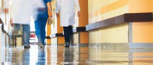 Auch nach der Suspendierung eines Pflegers, der ein Mädchen sexuell missbraucht haben soll, kommt die Klinik lange nicht zur Ruhe.