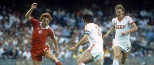 Kein Respekt vor den Sowjets. Polens Star Zbigniew Boniek leistet gegen Alexander Schiwadse (Mitte) und Sergei Baltatscha bei der WM 1982 quirligen Widerstand. Am Ende steht es 0:0 – Polen ist weiter. 