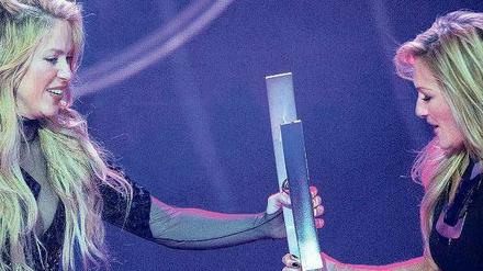 Shakira überreicht Helene Fischer ihren "Echo".