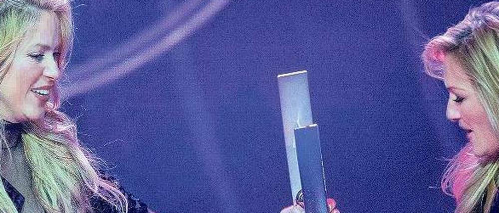 Shakira überreicht Helene Fischer ihren "Echo".