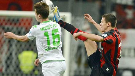 Voller Einsatz: Frankfurts Flum gegen Gladbachs Nordtveit.