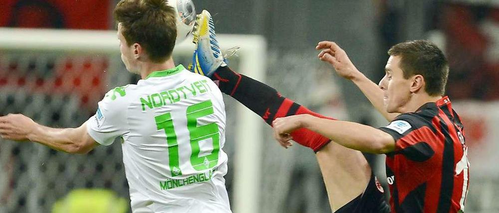 Voller Einsatz: Frankfurts Flum gegen Gladbachs Nordtveit.