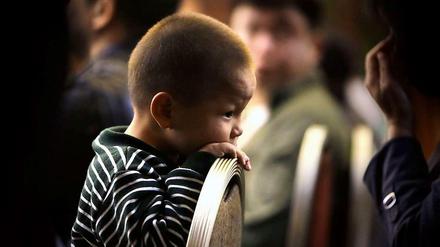 Auch dieser 3-jährige Junge wartet in einem Hotel in Beijing auf Neuigkeiten zum verschollenen Flug MH 370. Inzwischen sind 26 Staaten an der Suche beteiligt.