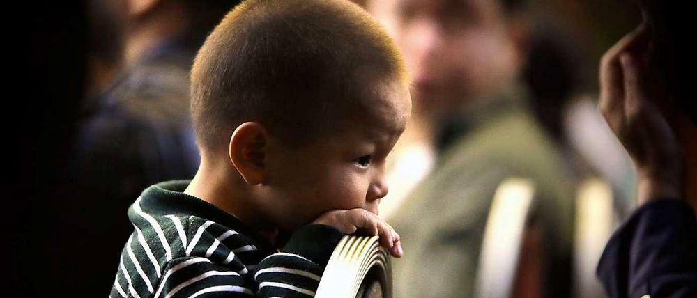 Auch dieser 3-jährige Junge wartet in einem Hotel in Beijing auf Neuigkeiten zum verschollenen Flug MH 370. Inzwischen sind 26 Staaten an der Suche beteiligt.